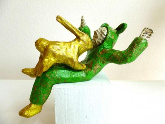 Fürsorgliche Belagerung eines Mannes im froschgrünen Bärchenkostüm, 9 cm H, 6 cm T, 13,5 cm L, Papiermaché, Heike Roesner/2025