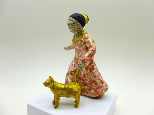 Kleine Morgenrunde, 12,5 cm H, 10 cm L, 7 cm T, Sockel: 10 x 10 x 3 cm, Papiermaché, Heike Roesner/2025