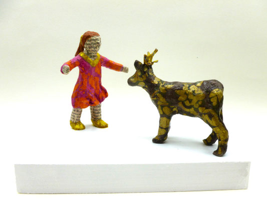 Freundschaft, 8,5 cm H, 14 cm L, 6 cm T, Sockel: 15 x 11 x 2 cm, Papiermaché, Heike Roesner/2024