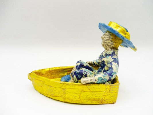 Blue Lady in a boat, 8,5 cm H, 12,5 cm L, 7,5 cm D, Papermaché, Heike Roesner/2020