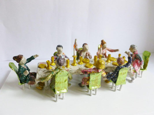 The Dinner, Papiermaché, 12,5 cm hoch, 50 cm lang, 30 cm tief (Heike Roesner/2017) - verkauft
