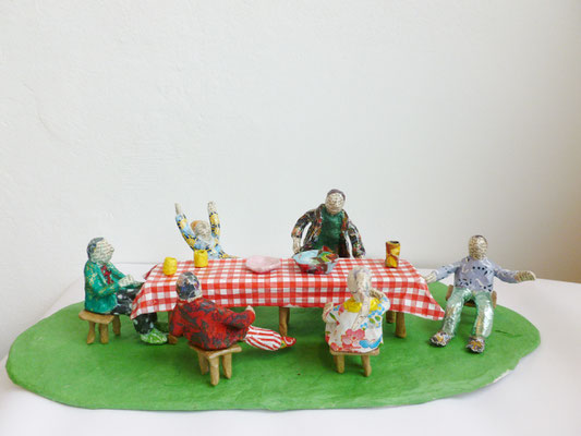 Das Leben ist schön II, Papiermaché, 12 cm hoch, 45 cm lang, 23 cm tief (Heike Roesner/2015) - verkauft