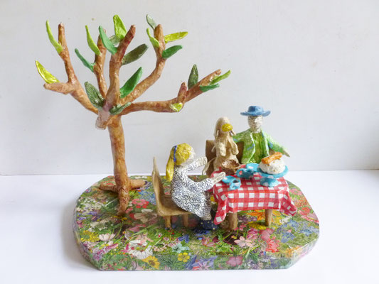 Der Hund hat Geburtstag, Papiermaché, 23,5 cm hoch, 27 cm lang, 15,5 cm tief (Heike Roesner/2017) - verkauft