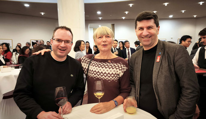 Von links: Valentin Zill (Redakteur der UZ), Petra Lehmann (Vorsitzende Freundschaftsverein), Constantin Pivovarov (Integral e.V.)