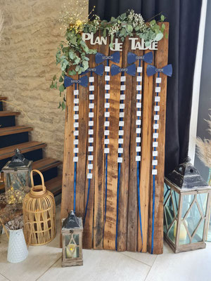 Plan de table sur portes en bois; thématique noeud papillon