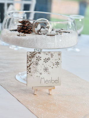 Nom de table en bois, thématique flocons hiver