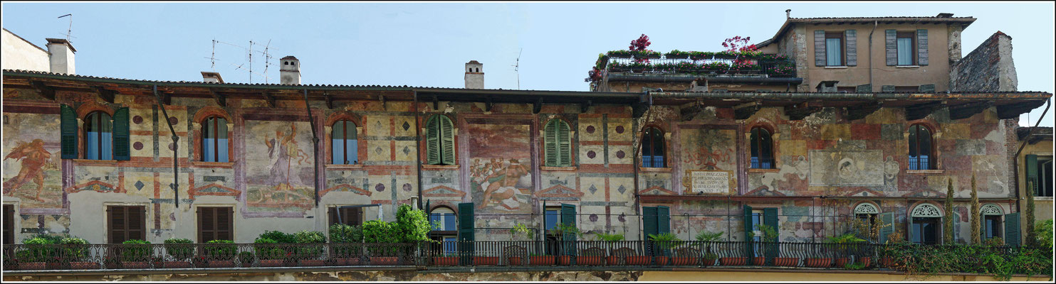 Verone (Italie) Piazza delle erbe - case Mazzanti