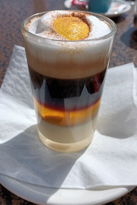  Barraquito ist eine süße, geschichtete Kaffeespezialität von den Kanarischen Inseln (hauptsächlich bekannt von Teneriffa). Er besteht aus fünf sichtbaren Schichten: gezuckerter Kondensmilch, Likör, Espresso und Milchschaum, garniert mit Zimt und Zitrone.