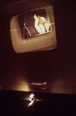 "Chaises suspendues", Royal College 1999 (Chaises, fil de fer  & projections diapositives)