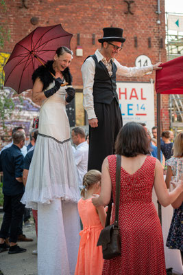 Paul & Francesca auf Stelzen zur Firmenfeier in Leipzig.