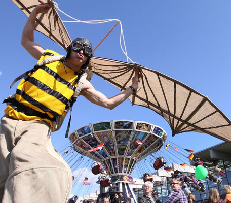 Beinahe schon Luftakrobatik-Willi auf Stelzen, landet auf dem Volksfest in Leipzig, Sachsen.