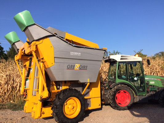 La machine à vendanger conduite par Nicolas ou Philippe