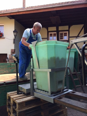 DECHARGEMENT DES BOTICHES DE CREMANT