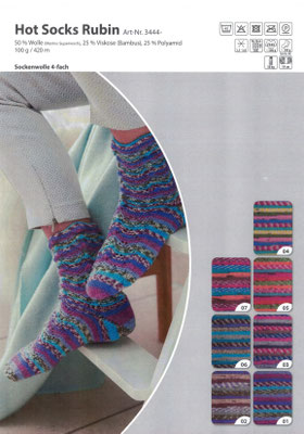 Das Bild zeigt die Farbkarte des Sockengarns Gründl Hot Socks Rubin mit Wollknäuel und Socken