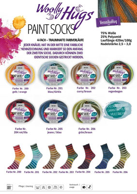 Das Foto zeigt die Farbkarte des Sockengarns Woolly Hugs Paint Socks. Abgebildet sind die Wollknäuel sowie die dazu passenden Socken mit den unterschiedlichen Farbverläufen..
