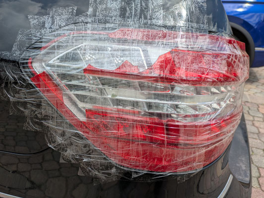 Glück im Unglück: Das Auto ist zwar übersäht mit Dellen, aber die Scheiben sind heil und es ist fahrbereit. Nur das Rücklicht musste ich vorübergehend kunstvoll einhüllen.