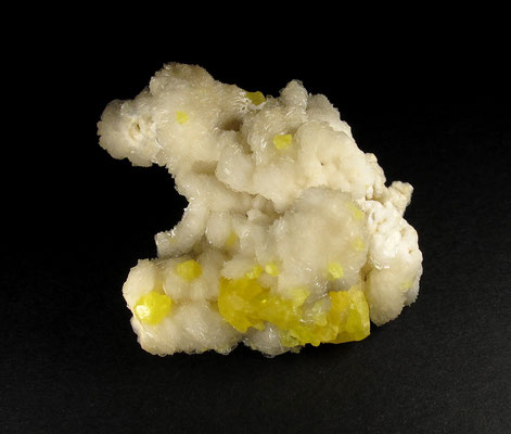 Gelbe Schwefelkristalle auf teilweise transparenten Barytkristallen