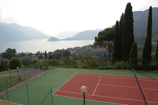 Gemeinschafts Tennisplatz der Casa di Giovanna am Comer See