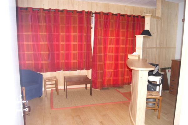 Local professionnel à Tours Centre. Location ponctuelle, par semestre ou à l’année - quartier Prebendes - contact : Anne Dubreil