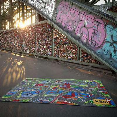 Liebesschlösser Hohenzollernbrücke - Spielteppich Köln - deinspielteppich.de