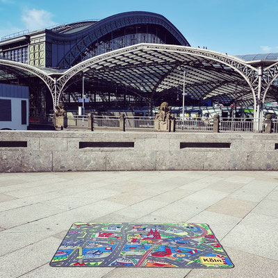 Köln Hauptbahnhof seitlich - Spielteppich Köln - deinspielteppich.de