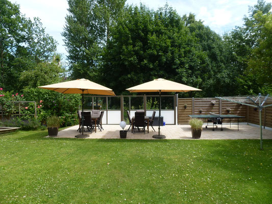 Blick in den Garten - im Hintergrund der Kurpark