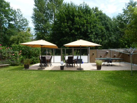 Blick in den Garten - im Hintergrund der Kurpark