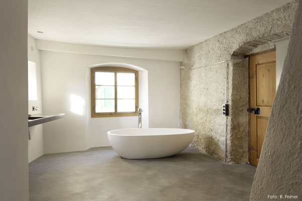 Badezimmer mit dunklem Basaltboden, Malans