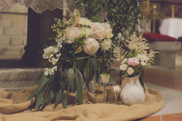 bodas miraMeh-iglesia-altar-detalles-B&U