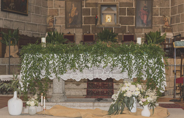 bodas miraMeh-iglesia-altar-B&U