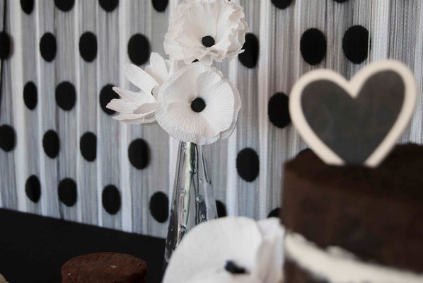 fiesta-banco&negro-flores-papel-mesadulce