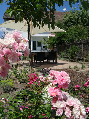 Der schön angelegte Sitzplatz für unsere Gäste im Garten, hier kann man gemütlich Kaffee trinken oder auch grillen.