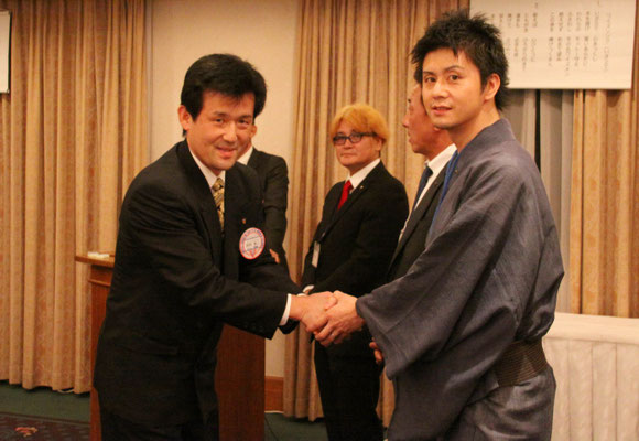 いつもカメラ目線の河村会長代行