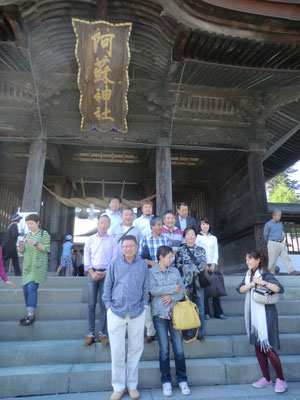 阿蘇神社で集合写真。滋賀蒲生野クラブと名古屋クラブの方と一緒です。