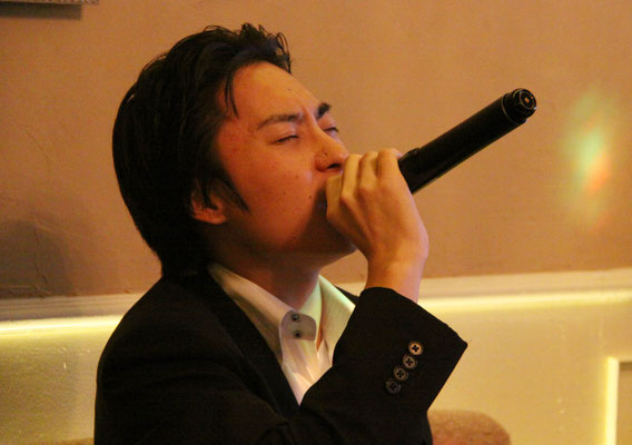 太田熱唱　高音の時はマイクが上向きます。