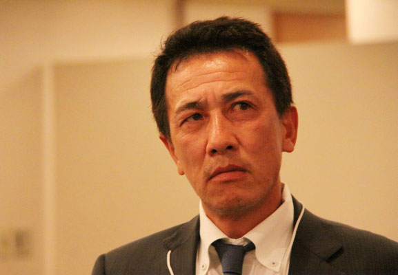 決して怒ってる訳ではありません。まじめに聞いているんです。小西Ｙ談