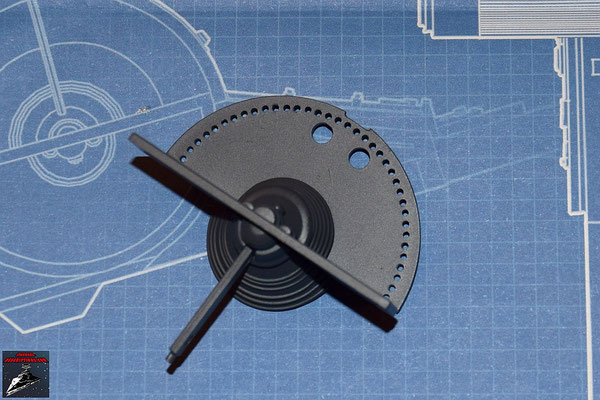 DeAgostini Bau deinen X-Wing Ausgabe 10 Die beiden Hälften des Gyroskops werden von beiden Seiten in die horizontale Schaufel gesteckt und der Kühlflpgel an der untere Hälfte des Gyroskops befestigt
