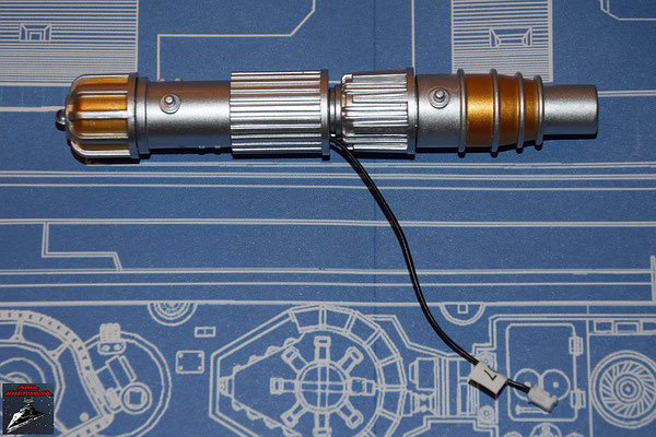 DeAgostini Bau deinen X-Wing Ausgabe 50 Die LED wird in das vordere Endstück der Laserkanone geklebt und die anderen Teile zusammengesetzt