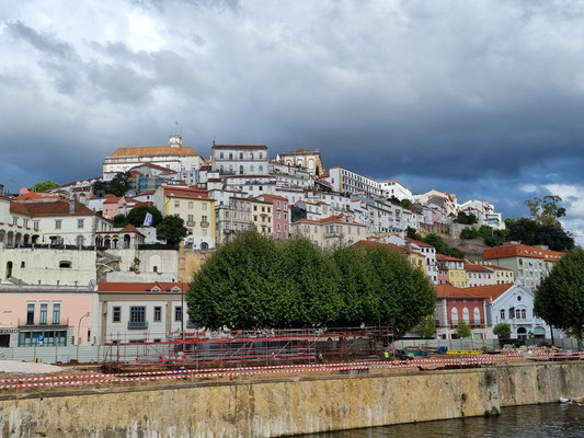 in Coimbra trohnt die Universität über der Stadt