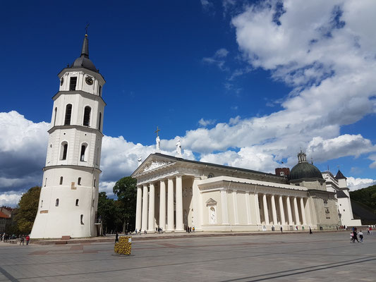 Glockenturm und St.-Stanislaus-Kathedrale