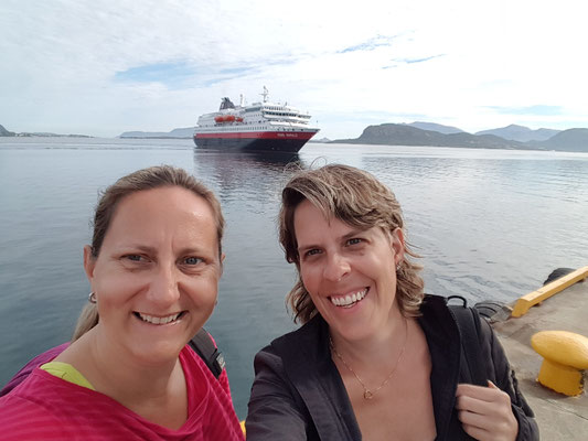 Mit dem Hurtigruten-Postschiff geht es in den Geirangerfjord