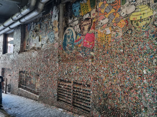 Post Alley- bäääh, die ganz Wand volle mit Kaugummi! 😵‍💫
