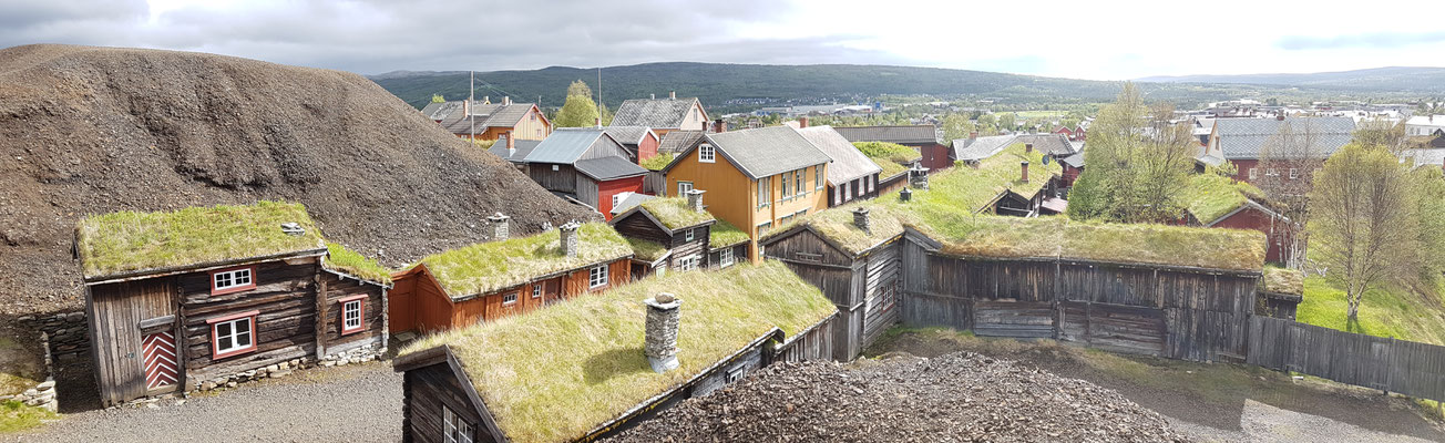Grasgedeckte Arbeiterhäuser am Fusse der Schlackenhalden (in denen Kupfererz abgebaut wurde)