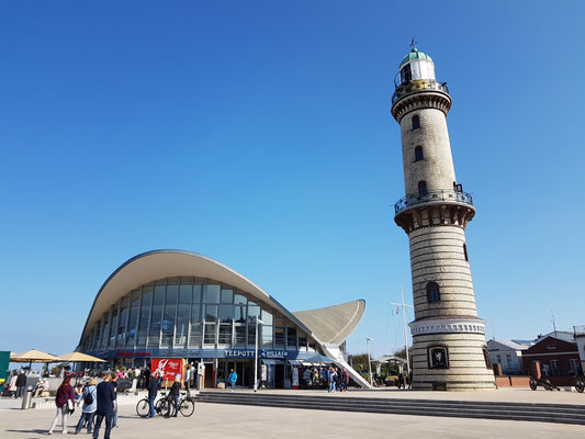 Teepott und Leuchtturm in Warnemünde
