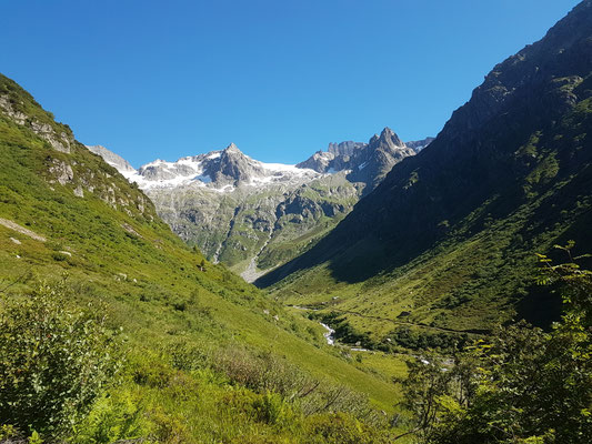 vor dem Aufstieg, ein Blick in ein Seitental