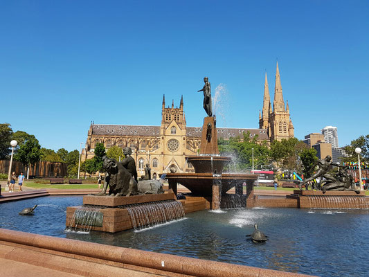 Archibald Fontain mit St Mary's Cathedral