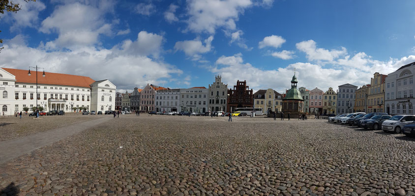 Marktplatz mit Wasserkunst in Wismar