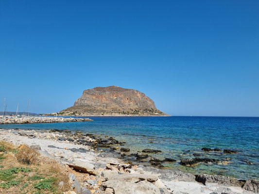 das alte Monemvasiá liegt auf einer kleinen "Insel bzw. Felsen" (mit dem Festland verbunden)
