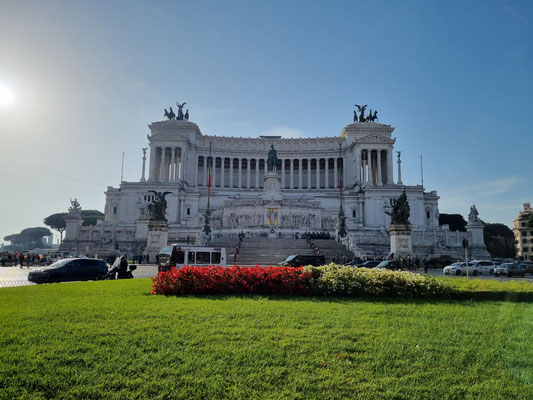 Mittendrin statt nur dabei - unser Hotel befindet sich direkt an der Piazza Venezia  beim Monumento a Vittorio Emanuele II