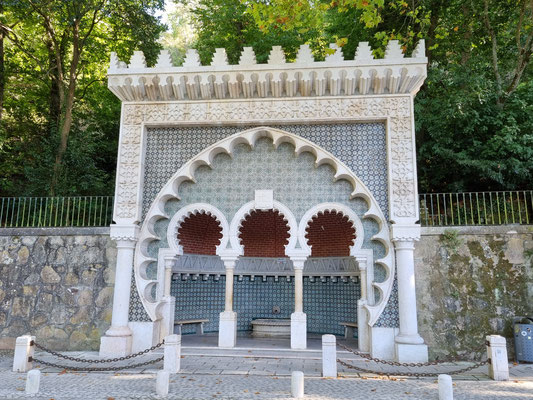 einer von vielen Trinkwasserbrunnen in Sintra - Einheimische kommen hier ihre Flaschen auffüllen